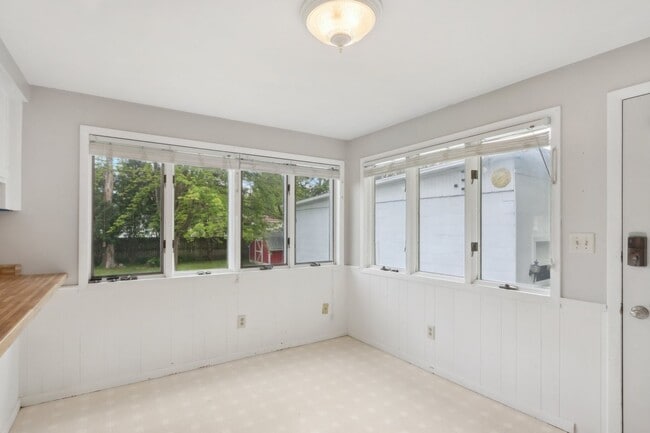 Building Photo - Charming 3-Bedroom Home for Rent in Lake M...