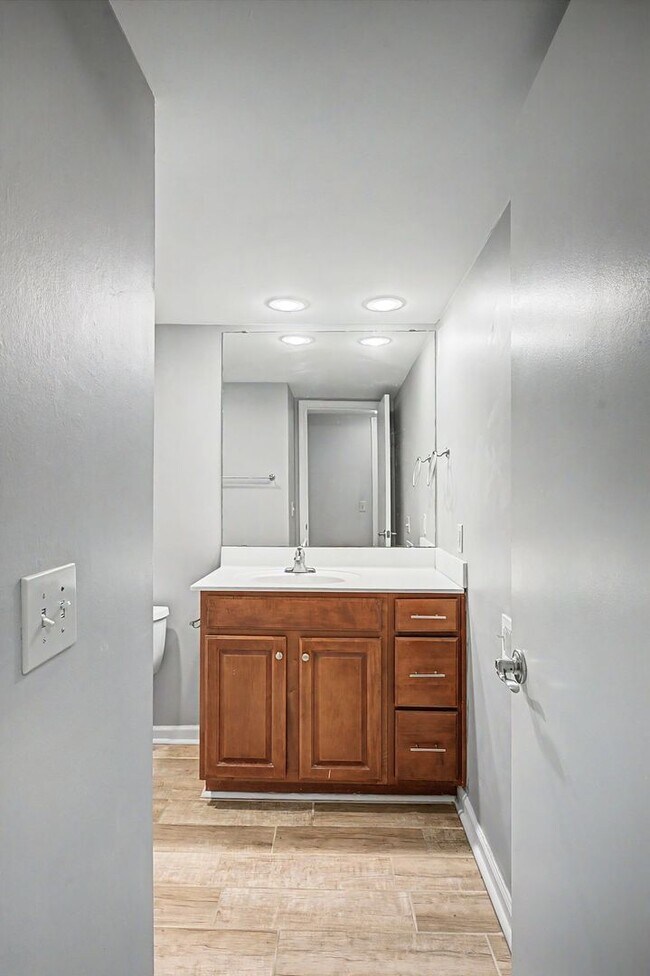 Building Photo - Fantastic 1BR/1BA condo in the desirable Georgetown Condominiums in the heart of Green Hills!