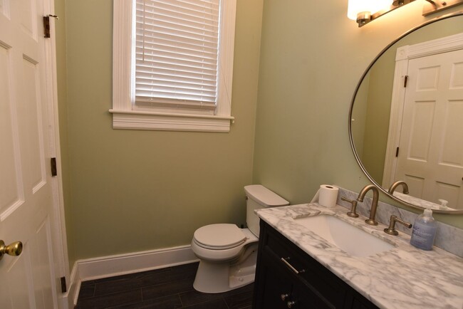 Building Photo - Historic Townhome !!