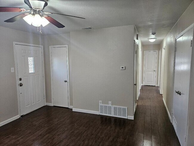 Building Photo - Updated Entertainment District Casa