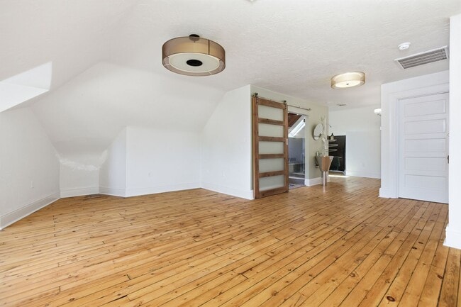 Building Photo - Stunning 5 Bedroom 2.5 Bathroom Home in Squirrel Hill