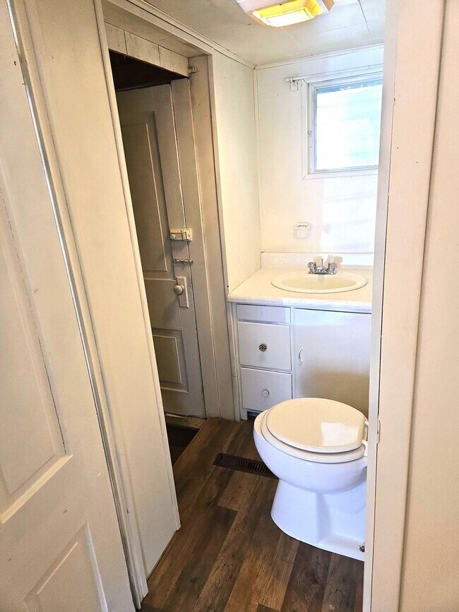 Building Photo - Spacious 3-bedroom single-family home in C...