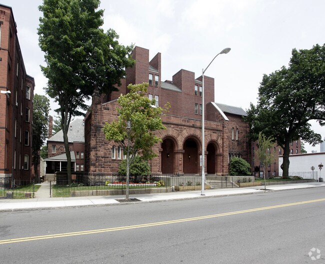 Building Photo - 714 Main St