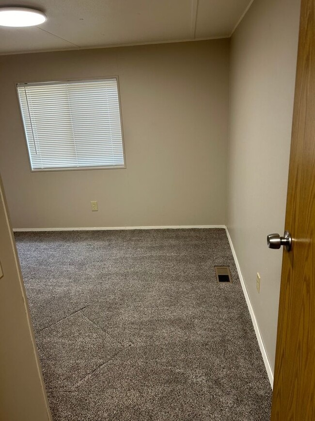 Building Photo - 2 Bedroom 1 Bath Single-level home
