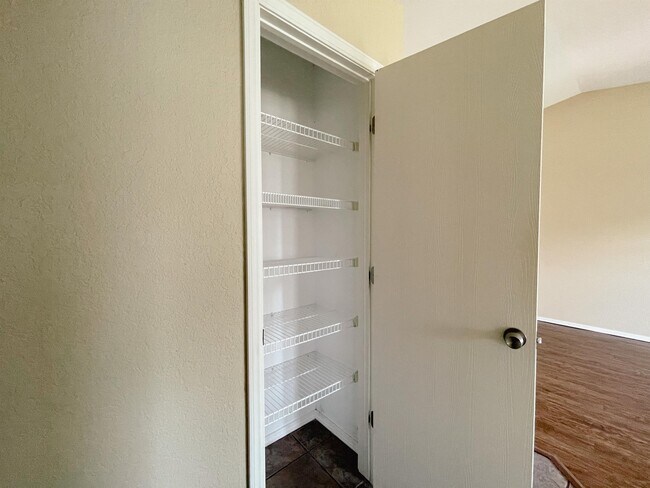 Building Photo - 824 Eric Cir