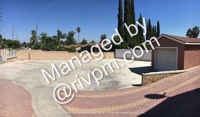 Building Photo - MOVE IN NOW!