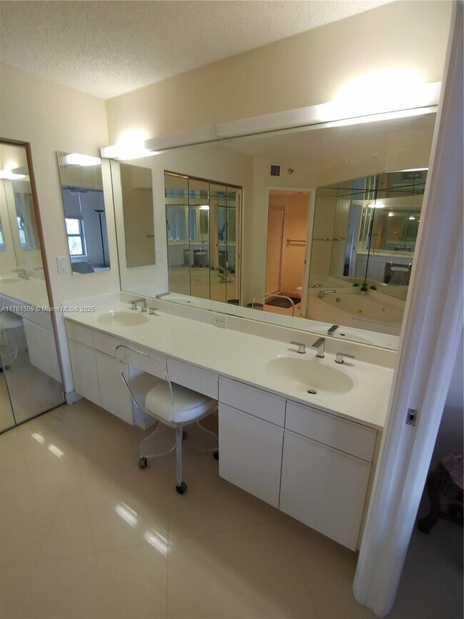 Building Photo - 19101 NE 36th Pl