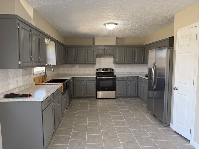 Building Photo - AVAILABLE APRIL 3RD