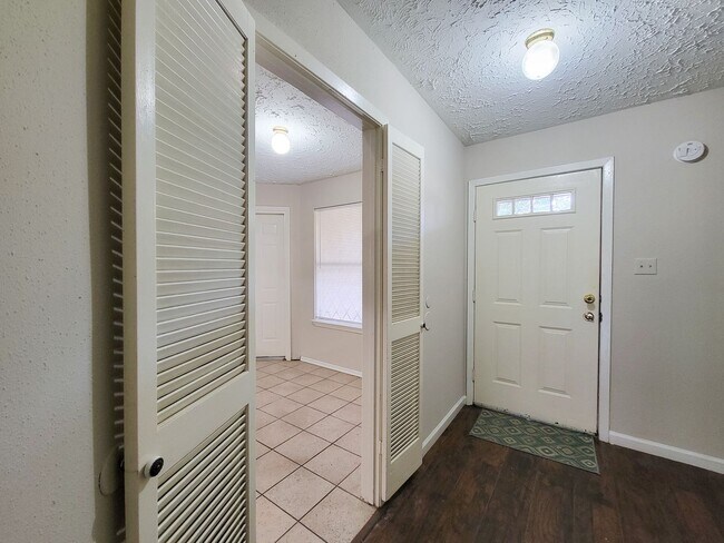 Building Photo - 9415 Beckford Dr
