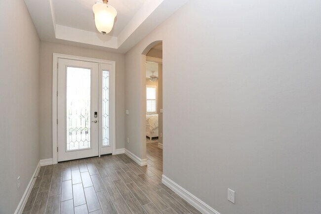 Building Photo - **Brand New, Bright & Beautiful Bonita Spr...