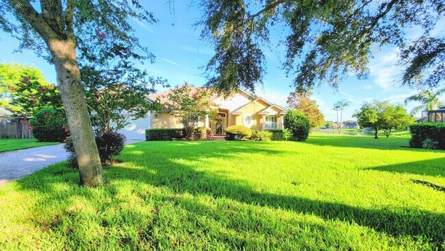 Building Photo - Luxurious 5-Bedroom Retreat with Private P...