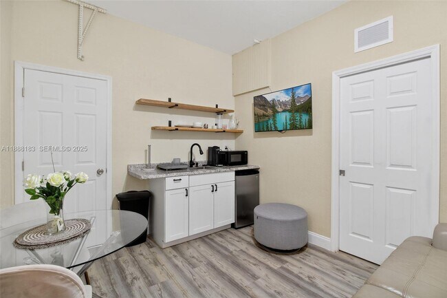 Building Photo - 3616 SE 2nd Dr