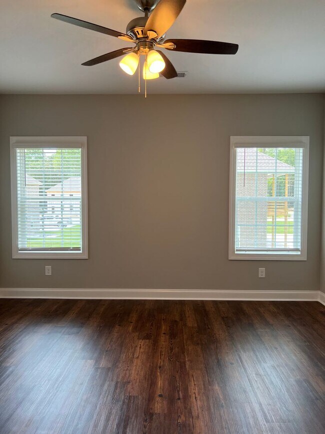 Building Photo - Don't Miss Out on This Deal!