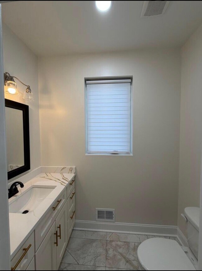 Building Photo - 3455 La Salle Dr