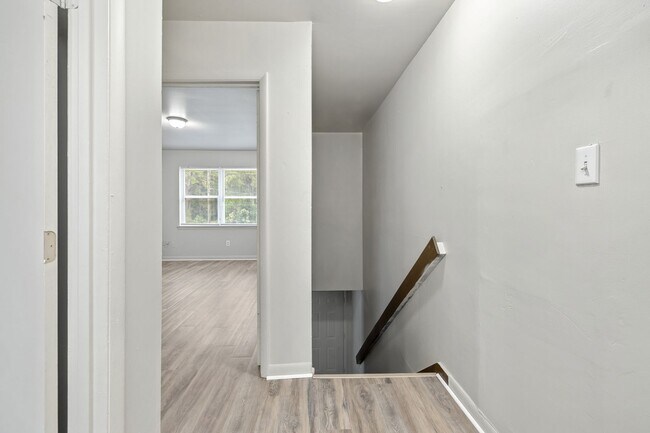 Building Photo - Newly Renovated 2 Bedroom Unit!