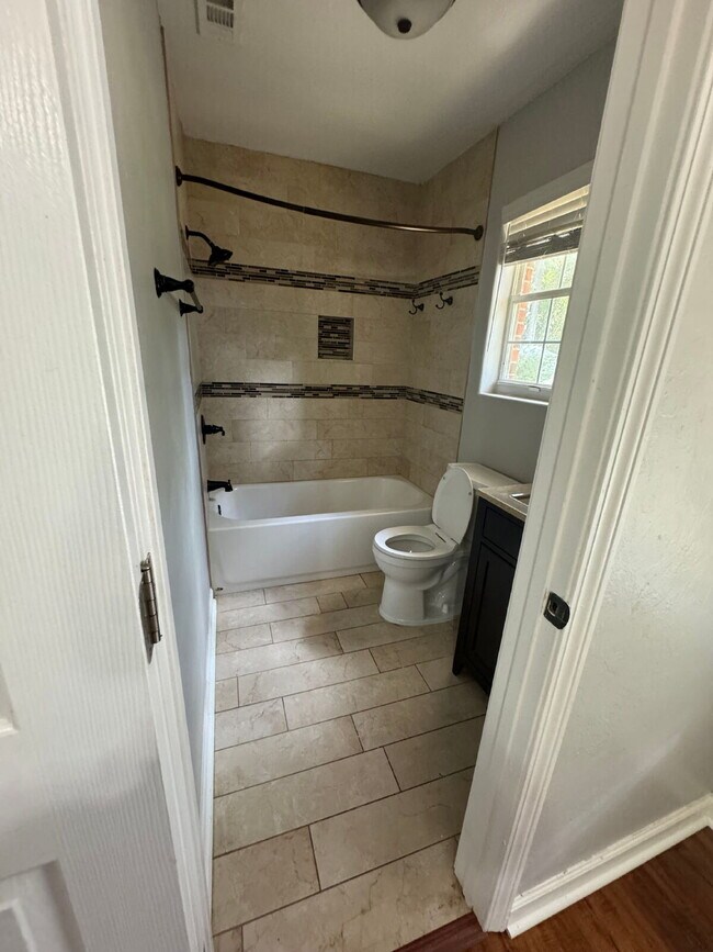 Building Photo - 3BR/2.5BA Off Lake Braford