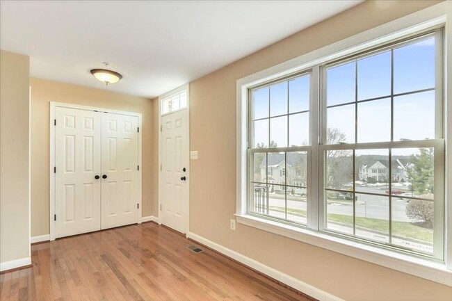 Building Photo - Beautifully maintained townhouse in Lake L...