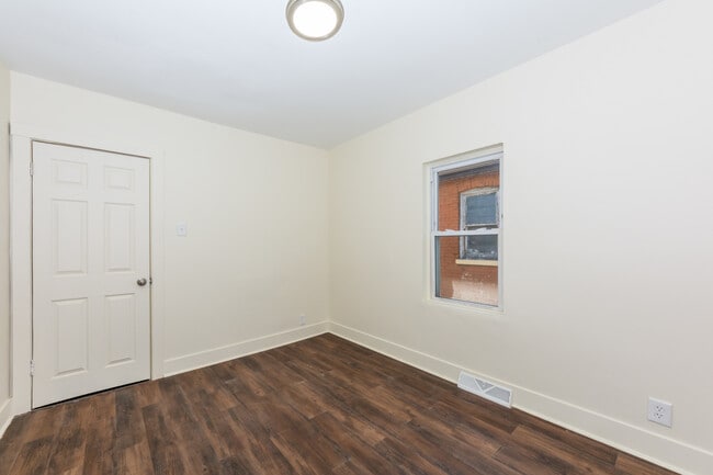 Building Photo - 56 W 76th St