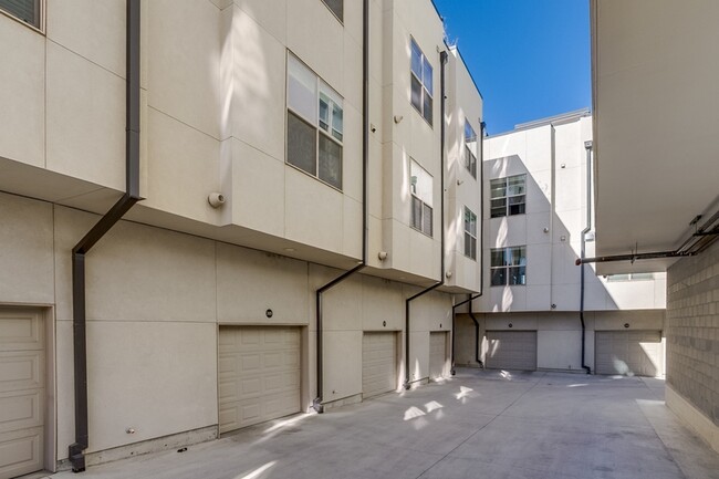 Building Photo - 2426 Welton St