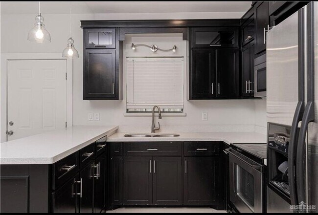Building Photo - 1219 White Oak Dr