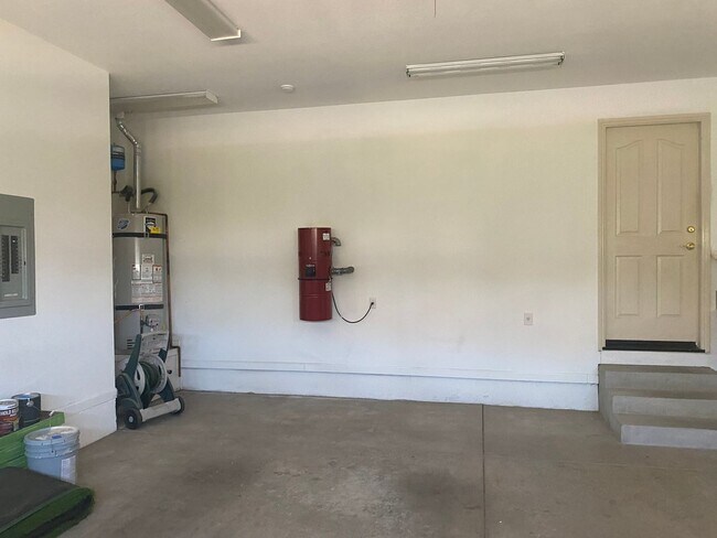 Building Photo - Beautiful Lakefront Home in the Vineyard! ...