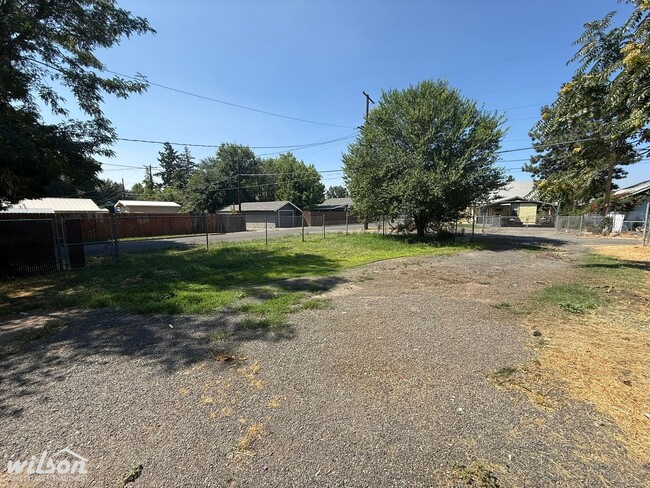 Building Photo - 912 S 10th Ave