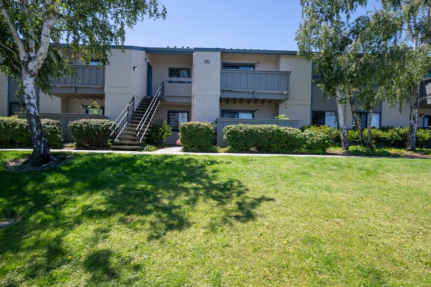 Building Photo - 851 Woodside Way