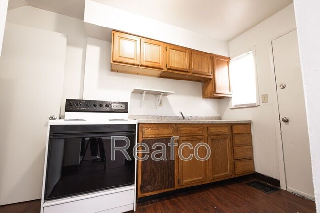 Building Photo - 830 S Harris Ave