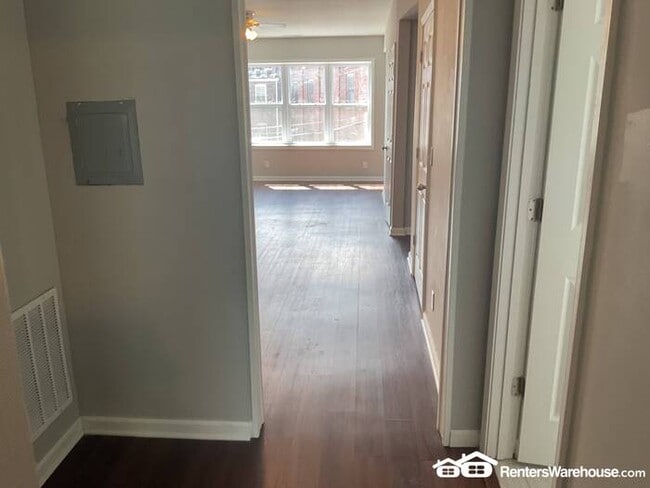 Building Photo - Completely Renovated New and Open Concept ...