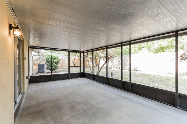 Building Photo - 1710 Spinning Wheel Dr