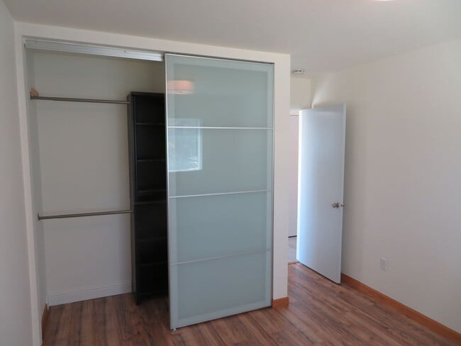 Building Photo - Beautiful 2 bed 1 bath end unit Townhome i...
