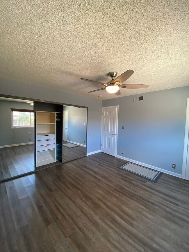 Building Photo - Cul-De-Sac Location, beautiful single leve...