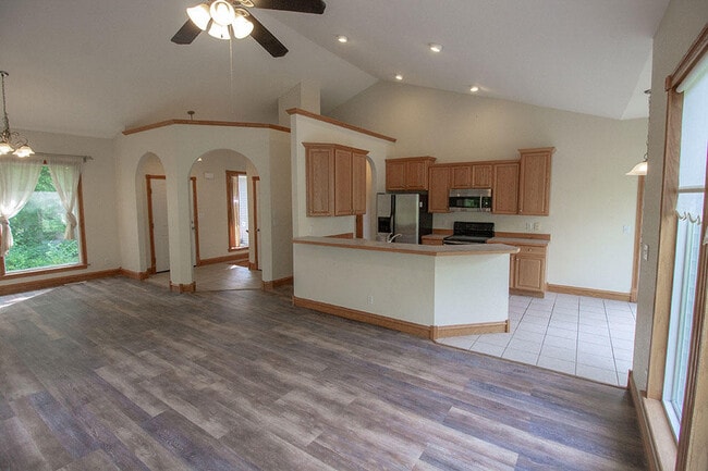 Building Photo - 1420 Bradford Dr