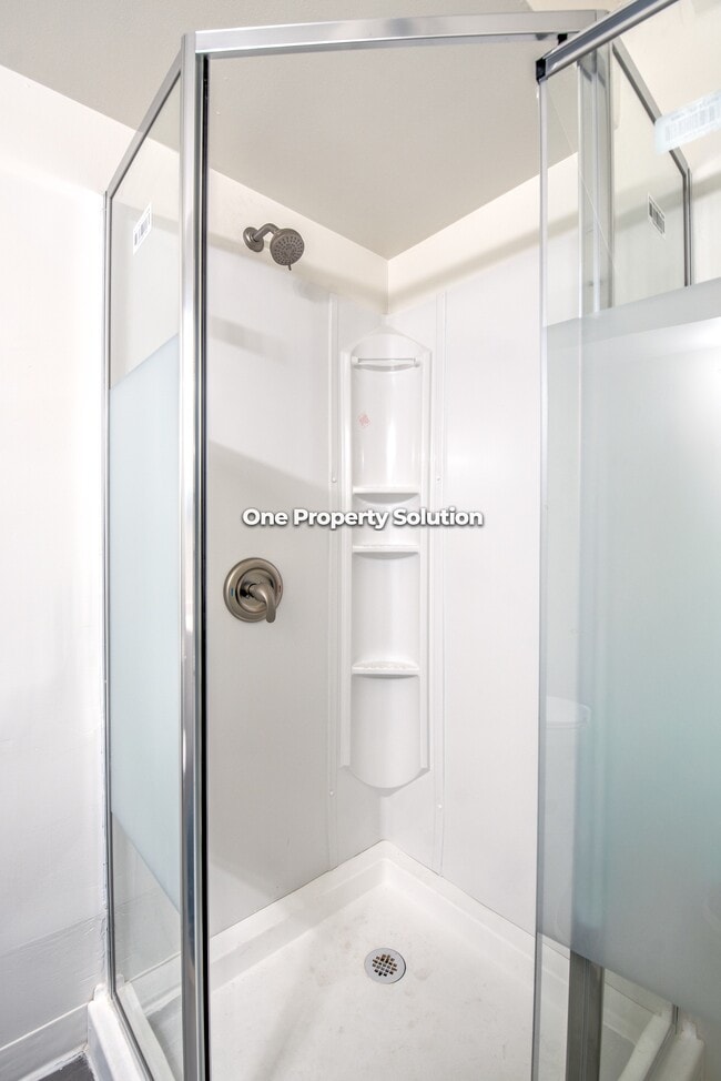 Building Photo - 5284 Broadway