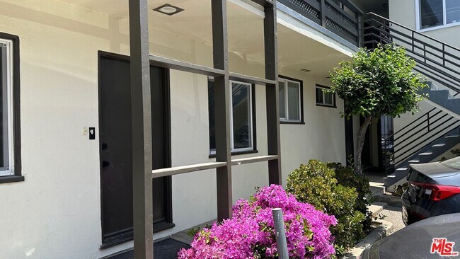 Building Photo - 517 S Kenmore Ave