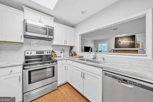 Building Photo - 808 Abingdon Way NE