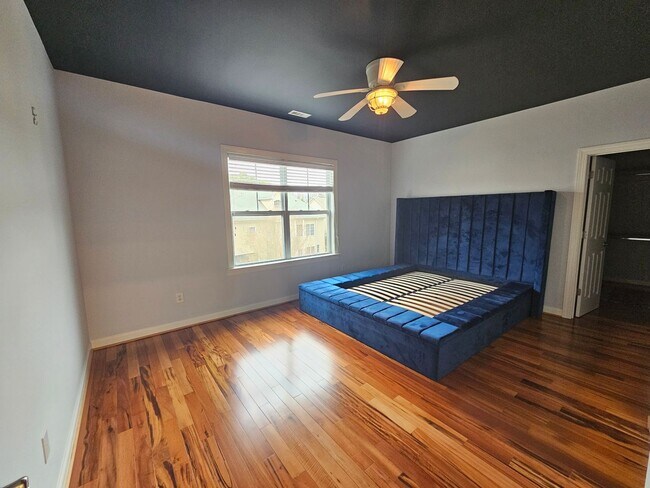 Building Photo - New Listing in Apex!