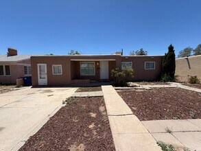 Building Photo - Quaint 4 Bedroom 2 Bathroom Home In The NE!