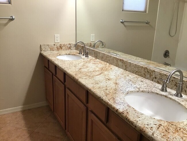 Building Photo - 5 Bdrm, 3 Full bath, clean nice home in Oro Valley-La Canada & Naranja