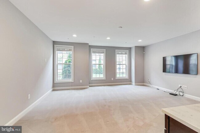 Building Photo - 605 Fair Winds Way