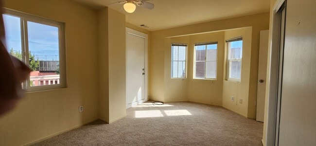 Building Photo - 2 bedroom 2 bath townhome close by Richmon...