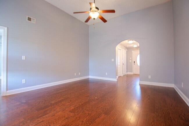 Building Photo - Pet Friendly Three Bedroom!