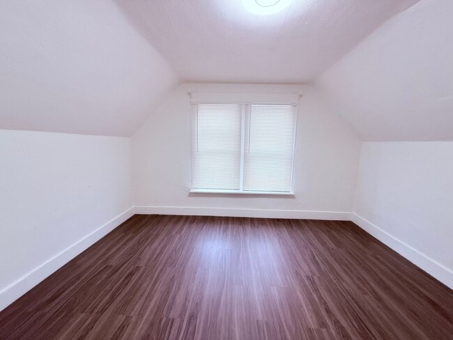 Building Photo - Charming 4BR with Modern Updates & Large Fenced Yard in SE Portland!
