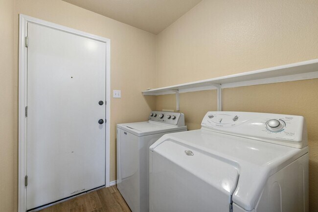 Building Photo - 104 Brentwood Dr