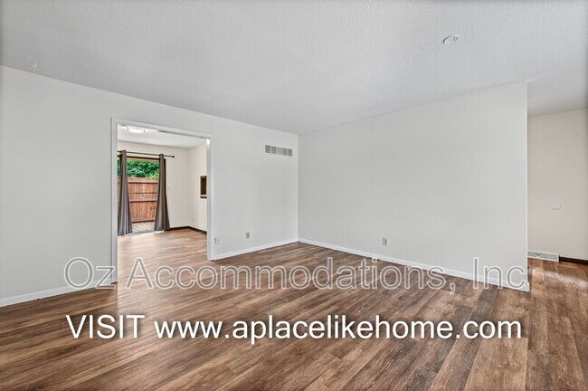Building Photo - 608 E 78th St