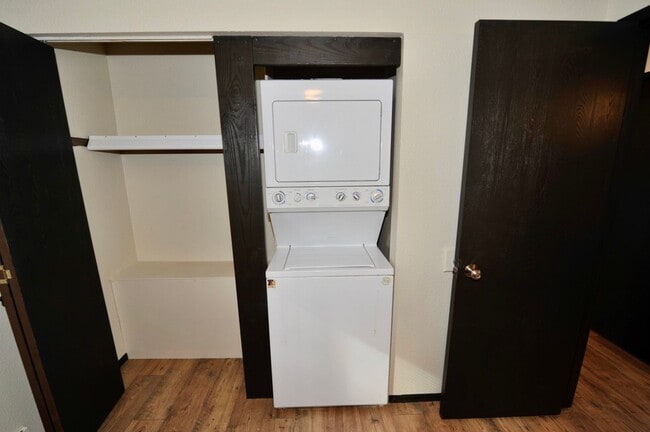 Building Photo - New Remodel 2 bed 1 bath with washer & dryer