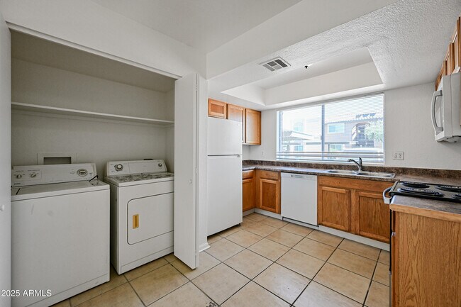 Building Photo - 10802 N 16th Ave