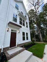 Building Photo - Luxury End-Unit Townhome with 2-Car Garage, Deck & Bonus Room – Available June 5!