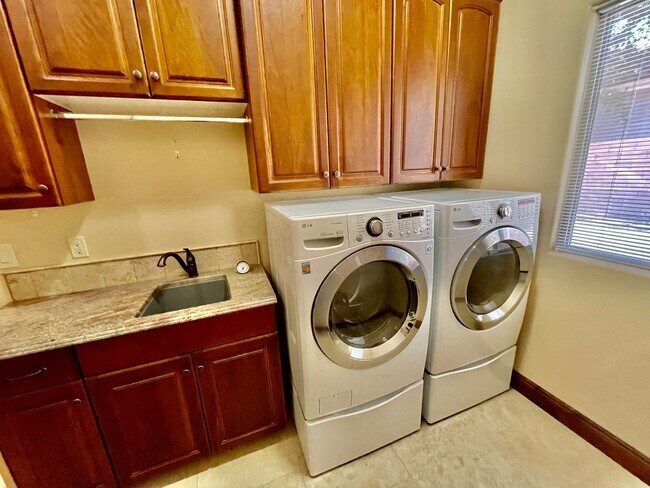 Building Photo - Beautiful Pet-Friendly Home on Green Springs Golf Course