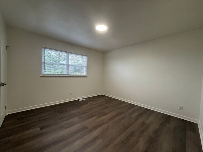 Building Photo - 2 Bedroom 1.5 Bath Apartment located in Jo...